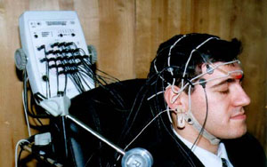 Проникнуть в тайны сна помог электроэнцефалограф (фото с сайта www.profkom.rsu.ru)