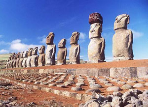 В XX веке над островом Рапа-Нуи вновь поднялись гигантские статуи. Но деревья, дававшие жизнь их создателям, не поднимутся уже никогда (фото с сайта www.poedem.ru)
