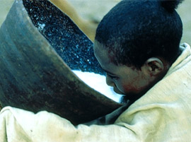 Если китаец будет пить молоко так, как его пьет этот африканский пастух, проблемы с пищеварением ему наверняка обеспечены (фото с сайта museum.agropolis.fr)