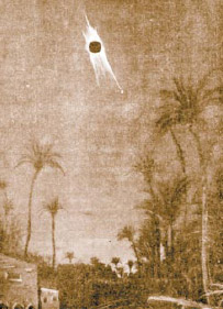 На гравюре, сделанной аббатом Моро, изображен вид неба, местности и солнечной короны во время затмения 28 мая 1900 года