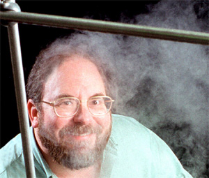 Кеннет Саслик, работающий в Иллинойсском университете в Урбане, не только исследует те экстремальные условия, которые на долю мгновения возникают внутри кавитационного пузырька, но и использует их для создания материалов с необычными свойствами (фото с сайта www.scs.uiuc.edu)