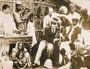 Создатель первой в мире вакцины от чумы Владимир Хавкин проводит вакцинацию местного населения. Калькутта, 1893 год