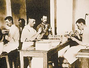 Производство противочумной вакцины Хавкина. Бомбей, конец 1890-х годов