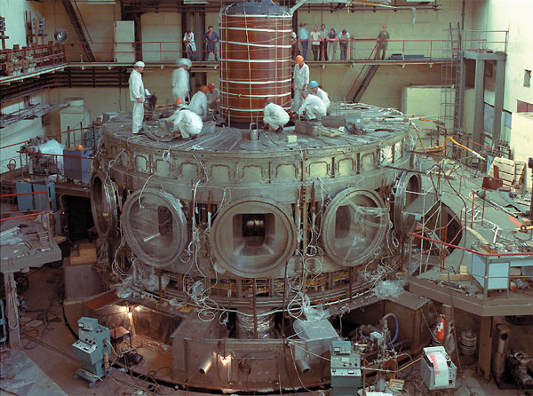 Рис. 37. Момент сборки установки «Токамак-15» (1988 год, Институт атомной энергии им. И. В. Курчатова). Существенной частью установки является создающая тороидальное магнитное поле сверхпроводящая магнитная система