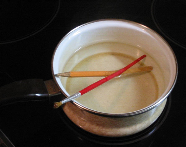 Карандаш и кисточка варятся в воде на плите. Я чувствую себя немножко глупо: но опыт обязательно удастся!