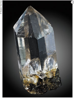 Обычный песок может обернуться красивейшим горным хрусталем, если в земле сложатся подходящие условия. Химический состав у песка и горного хрусталя (кварца) одинаковый. Но внешний вид зависит от структуры минерала. Согласитесь, что этот кристалл длиной семь сантиметров, найденный на Приполярном Урале, действительно очень похож на хрусталь, а не на песок