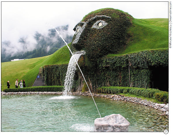 Так выглядит вход в музей «Хрустальные миры Сваровски», который находится в Австрии. Кстати, лицо этого великана отделано кристаллами Сваровски. В этом музее много хрустальных чудес, и все они — из стекла. Как, например, вот это голубое хрустальное сердечко, очень похожее на бриллиант