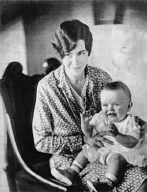 На коленях у матери в 1929 году.