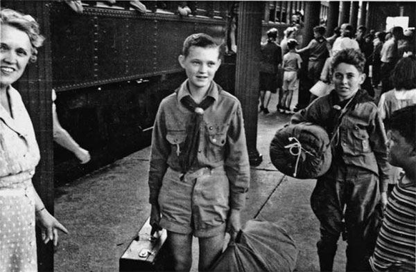 Расселл Харт (в центре) и я по дороге в скаутский лагерь в 1941 году