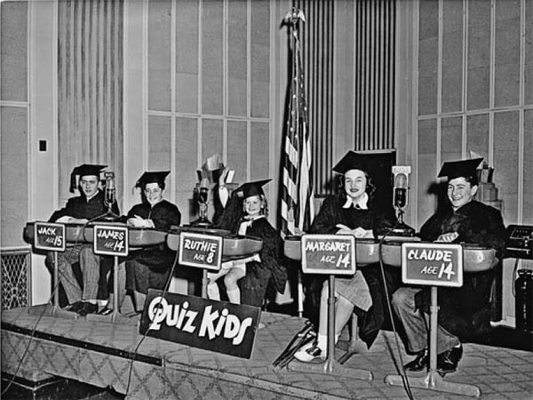 Я в числе "детей-знатоков" в 1942 году, второй слева, обреченный на провал своим плохим знанием Библии и Шекспира