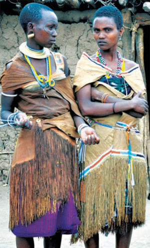 Рис. 1.2 Женщины датога в традиционной одежде