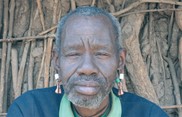 Рис. 1.3 Традиционные ушные украшения у мужчин датога