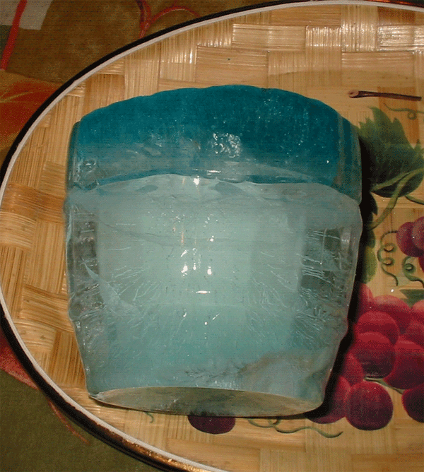 А вот на этой фотографии видно, что внутри прозрачного льда образуется как бы «вставленный» кусок изо льда непрозрачного. Почему? Кстати, обратите внимание, что у куска льда есть «крышка». Я подкрасил верх зеленкой, чтобы ее лучше было видно. Эта крышка образуется сразу, как лед на озере, и потом растет вниз, навстречу льду, нарастающему на стенках и дне