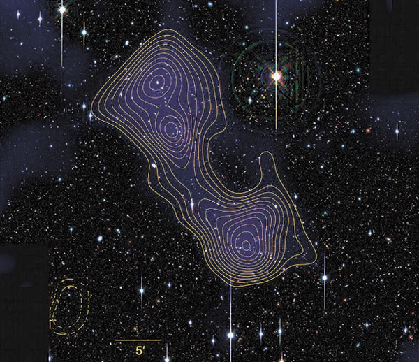 На глубокий снимок, полученный на 8-метровом телескопе «Субару», наложено распределение массы в сверхскоплении (голубой цвет и контуры). Сверху — двойное скопление галактик Abell 223. Внизу — Abell 222 (из работы 1207.0809)