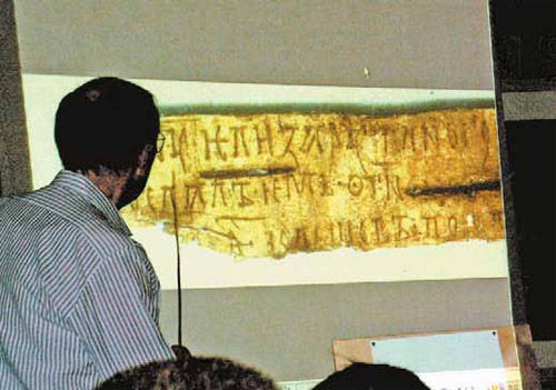 Во время выступления в Новгороде А. А. Зализняк показывал на слайд-экране берестяные грамоты, найденные в раскопках. Это грамота № 964