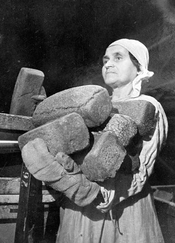 Работница хлебозавода №61 им. А. Е. Бадаева Эмилия Чибор укладывает хлеб в ящики для отправки в магазин. Фото С. Н. Струнникова