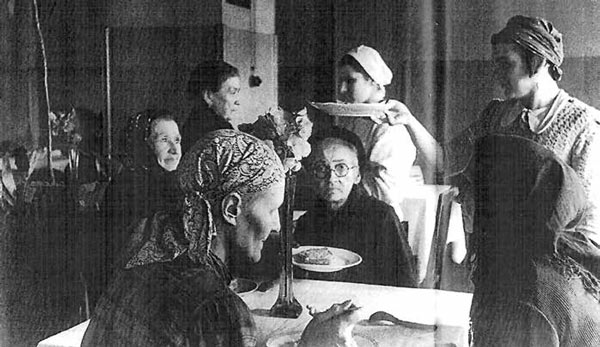 Столовая усиленного питания. Фото В. И. Капустина