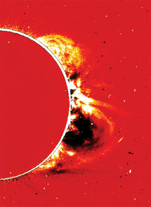 Солнечное ядро при всей его гигантской массе вырабатывает около 100 млрд мегатонн тротилового эквивалента в секунду. Человеческое тело производит тепло в 200 000 раз активнее. Изображение «Популярная механика»