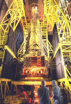 Орбитальная рентгеновская обсерватория «Чандра», названная в честь нобелевского лауреата Субрахманьяна Чандрасекара, один из основных инструментов, способных обнаруживать черные дыры. Делать это можно на очень больших расстояниях — по характерной рентгеновской «подписи» (фото с сайта www.space-technology.com)