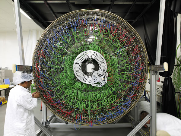 Современные детекторы элементарных частиц напичканы сложнейшей электроникой. На фото: центральная часть детектора CMS, одного из детекторов, готовящихся к работе на коллайдере LHC. Внимательно рассмотреть этот прибор на снимке, сделанном 39-мегапиксельной камерой, можно здесь (3 Мб) и здесь (42 Мб). Фото с сайта cmsinfo.cern.ch