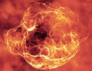 Существует несколько сценариев эволюции звезды. При массе от 20 до 100 солнечных происходит полный коллапс — образуется черная дыра, а у звезд с массой 10–20 солнечных — несжимаемые нейтронные ядра. Плотность вещества в таком ядре в 100 трлн раз выше плотности воды. Внешние слои падают на ядро, возникает ударная волна и происходит взрыв. Изображение: «Популярная механика»