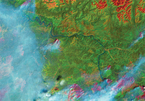 Многоцветный снимок пожаров на Аляске и Юконе, полученный спутником Landsat 7 в 2004 г. Технические проблемы в 2003 г. снизили качество работы спутника, а вся программа ощущает бюджетный голод уже более 10 лет. Изображение: «В мире науки»