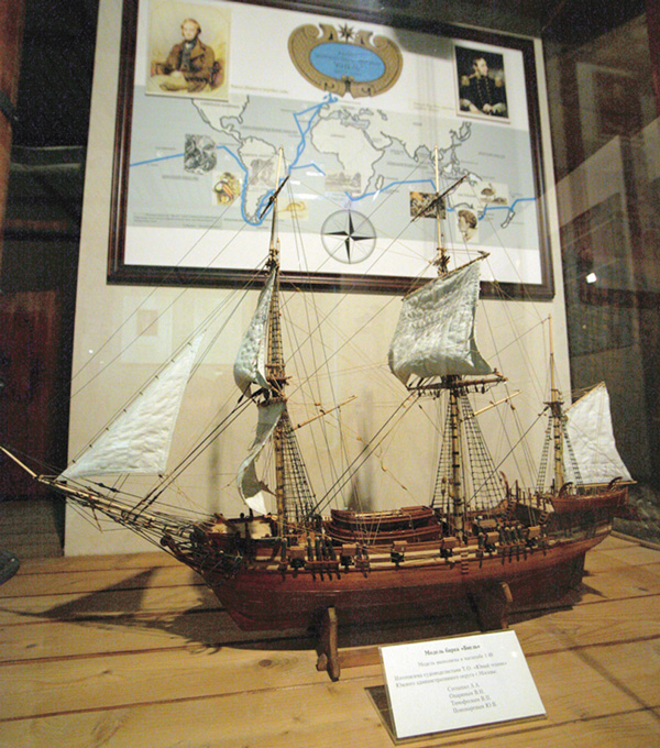 «Бигль», бывший военный десятипушечный бриг, переоборудованный в научное судно, на пять лет стал плавучим домом для Дарвина и остальных 73 участников кругосветной экспедиции. Места на корабле было немного, и Дарвин делил каюту с двумя офицерами, в которой капитан Фицрой распорядился сделать окно-люк в потолке. На фото — макет «Бигля» (Государственный Дарвиновский музей, Москва)