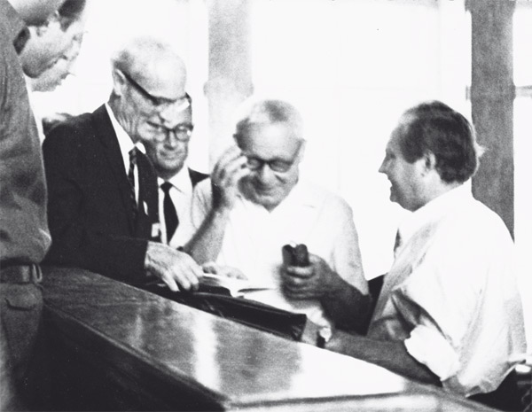 Б. Делоне (второй справа) и Г. Кокстер (четвертый справа). Крайний справа — С. С. Рышков. Международный конгресс математиков, Москва, МГУ, август 1966 года. Изображение: «Квант»