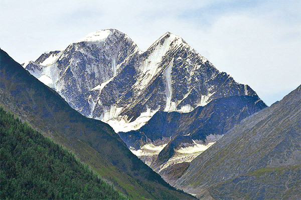 Вершина Белуха и пик Делоне. Изображение: «Квант»