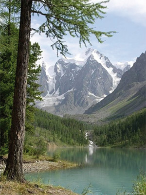 Нижнее Шавлинское озеро и белоснежные вершины Сказка и Красавица. Изображение: «Квант»