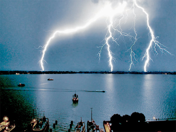 Рис. 1. Разряд молнии. Изображение: «Квант»