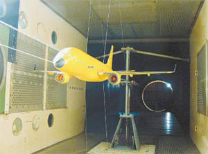 Для исследования флаттера и его влияния на летательные аппараты в ЦАГИ изготовляют динамически подобные модели для испытаний в аэродинамических трубах. Эти модели на порядки сложнее обычных уменьшенных копий самолётов, зато их создание исключает риск гибели пилотов. Изображение: «Наука и жизнь»