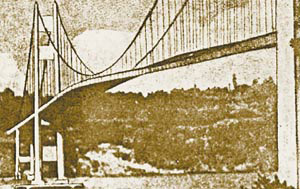 В 1940 году в США из-за срывного флаттера разрушился мост через пролив Такома. (Отретушированное фото случайного очевидца). Изображение: «Наука и жизнь»