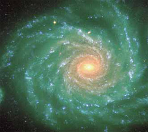 Рис. 7. Спиральная галактика NGC 1232. Благодаря самоорганизации вещества в галактиках, в их спиральных рукавах формируются области звездообразования, где среди прочих звезд могут рождаться массивные светила — двигатели космической эволюции