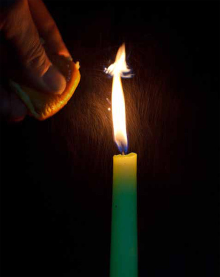 Темная сердцевина свечного пламени хорошо видна простым глазом. Фото: А. Константинов