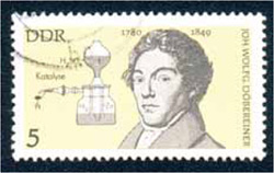 Иоганн Вольфганг Дёберейнер (1780–1849), открыл явление катализа. На марке ГДР (1980) он изображен рядом со своей каталитической горелкой. Изображение: «Химия и жизнь»