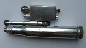 Самодельные зажигалки времен Великой Отечественной (Одна сделана из патрона от авиационной пушки). Изображение: «Химия и жизнь»