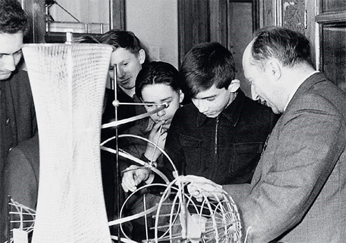 И. М. Гельфанд со школьниками, 1959 год. (Из: Notices of the AMS, February 2013. Фото Е. А. Ермаковой.)