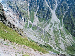 Рис. 11. Ручьи и следы камнепадов на склонах земных гор. Сели и горные реки оставляют следы, которые расширяются вниз по склону. Изображение: «Наука и жизнь»