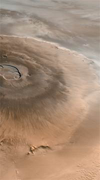 Рис. 3. Вулканическая кальдера диаметром около 70 км венчает самую высокую вершину Марса, гору Олимп. Изображение: «Наука и жизнь»