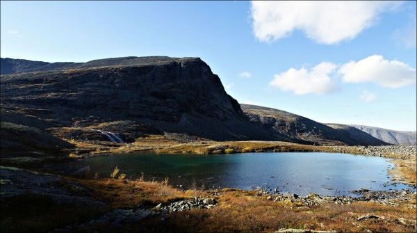Умбозерский перевал — одно из мест концентрации редких видов в Хибинах. Именно здесь предлагается проложить дорогу, наиболее удобную для СЗФК. Фото О. Петровой