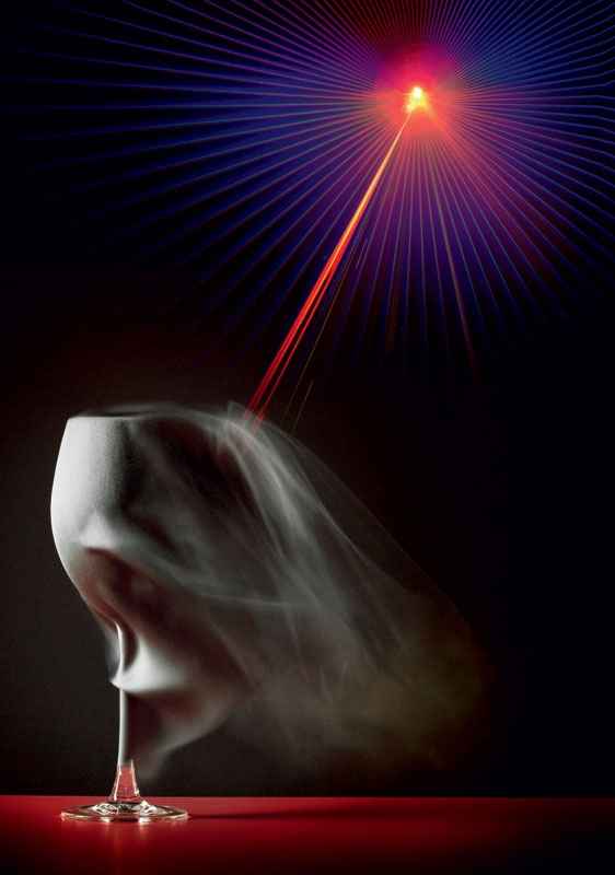 Интерферометр Майкельсона — замечательный прибор, давно и прочно вошедший в инструментарий современной науки и техники. Когда-то именно с его помощью впервые измерили абсолютную величину длины световых волн и экспериментально доказали принцип независимости скорости света от движения его источника, что окончательно похоронило гипотезу «светоносного эфира» и стало одним из краеугольных камней теории относительности. Изображение: «Популярная механика»