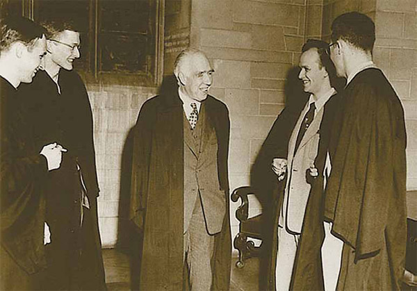 Чарльз Мизнер, Хейл Троттер, Нильс Бор, Хью Эверетт и Дэвид Харрисон. Встреча в Принстонском университете, 1954 год. Изображение «Наука и жизнь»