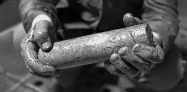 Так выглядит образец керна, поднятый из Кольской сверхглубокой скважины. Фото с сайта superdeep.pechenga.ru