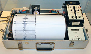 В большинстве сейсмометров используется инерция свободно подвешенной центрально расположенной массы на упругой подвеске, например пружине или маятнике. Такая подвеска допускает перемещение маятника по отношению к основанию, закреплённому на грунте. Когда основание сотрясается сейсмическими волнами, инерция массы вынуждает её отставать от движения основания. Изображение: «Наука и жизнь»