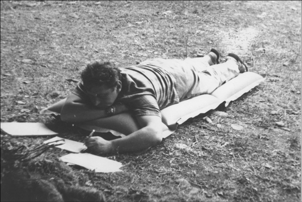 А. Е. Кибрик обрабатывает материал. Фото отделения теоретической и прикладной лингвистики МГУ с сайта darwin.philol.msu.ru