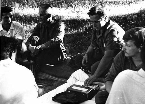 Памир, 1969 год. Запись текста. В центре — А.Е.Кибрик, справа — В.И.Беликов. Фото отделения теоретической и прикладной лингвистики МГУ с сайта darwin.philol.msu.ru