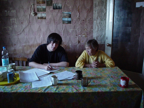 1-я ненецкая экспедиция, 2003 год. Пос. Иельмин Иос Иенецкого АО. Работа с информантом: М. Иванов и Елена Егоровна. Фото отделения теоретической и прикладной лингвистики МГУ с сайта darwin.philol.msu.ru