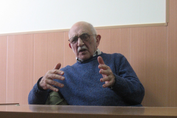 Александр Моисеевич Пятигорский рассказывает студентам Российской экономической школы о философии буддизма. 12 апреля 2007 года. Фото М. Воловича