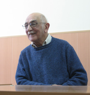 Александр Моисеевич Пятигорский рассказывает студентам Российской экономической школы о философии буддизма. 12 апреля 2007 года. Фото М. Воловича